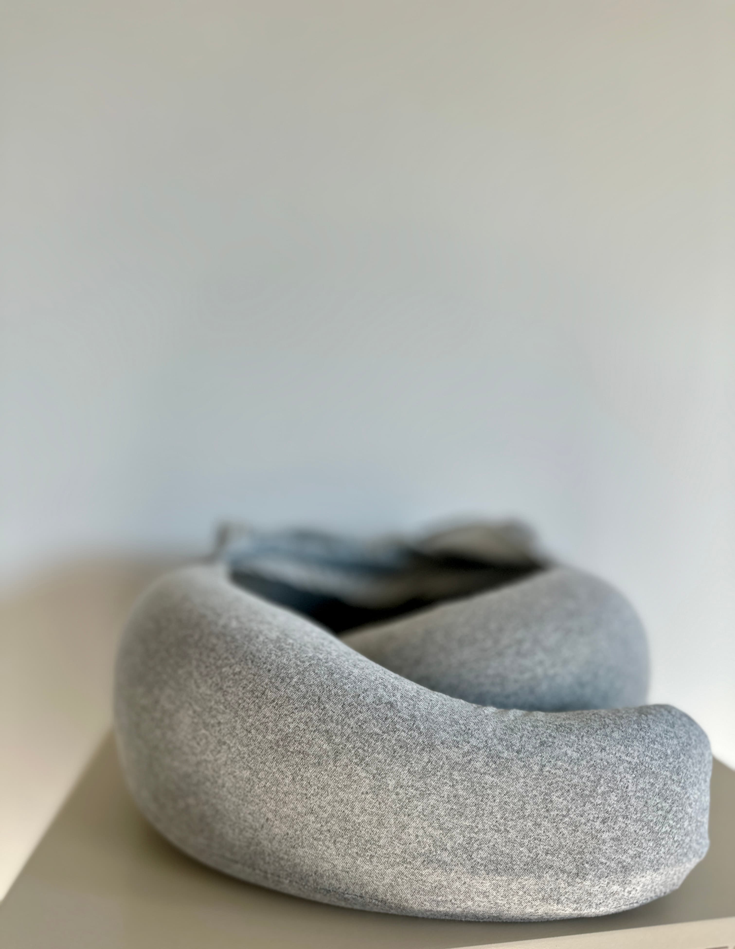 Poduszka podróżna z kapturem i opaską na oczy – ergonomiczna poduszka U z pianką memory