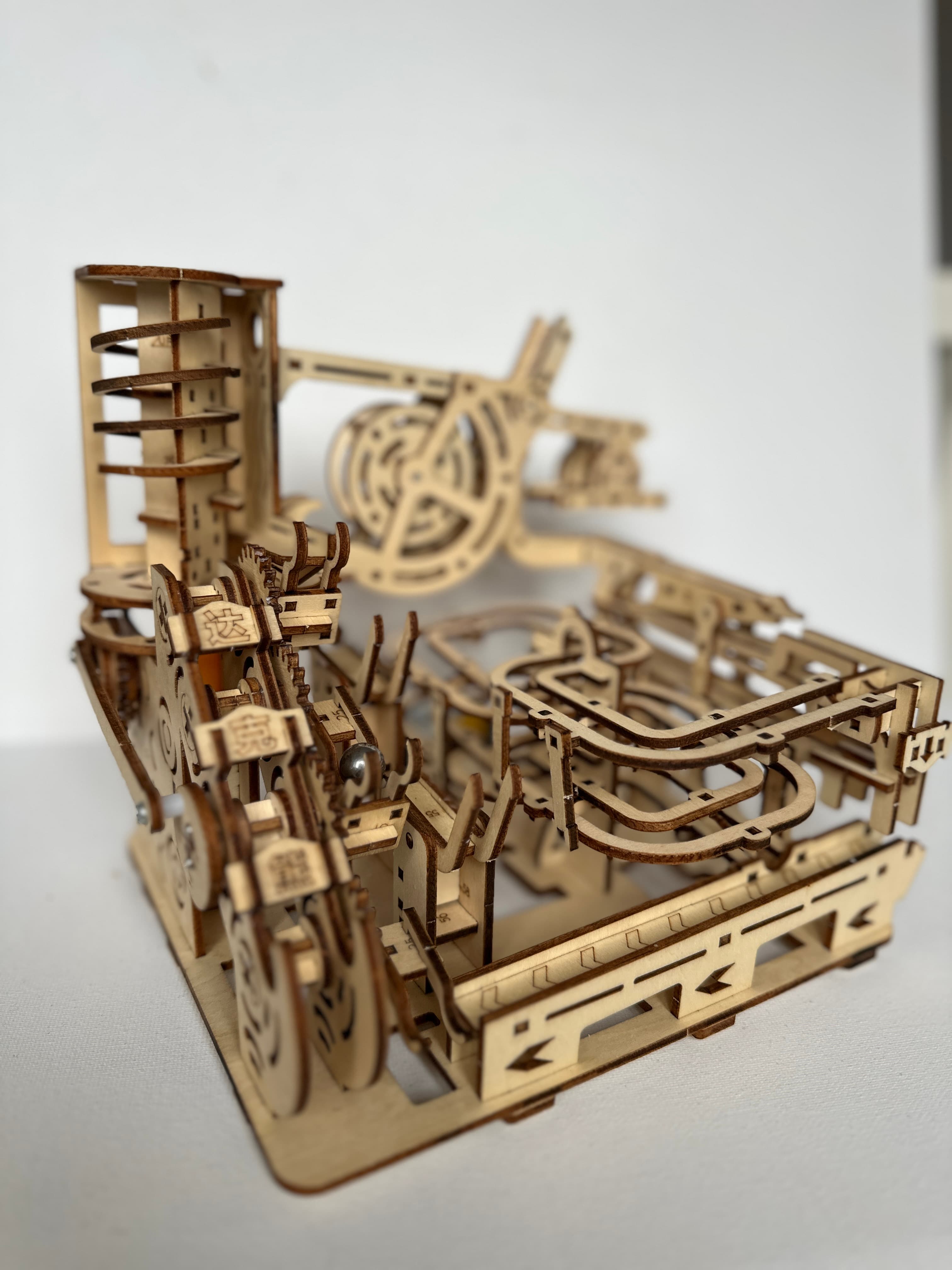 Drewniane puzzle 3D – mechaniczny tor kulkowy do samodzielnego montażu dla dzieci i dorosłych